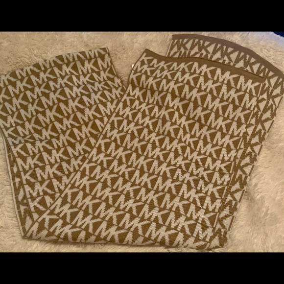 EUC MICHAEL KORS Signature Logo Tan & White Acrylic Scarf - Picture 2 of 3